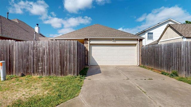1004 SW 23rd Street, Moore, OK 73170