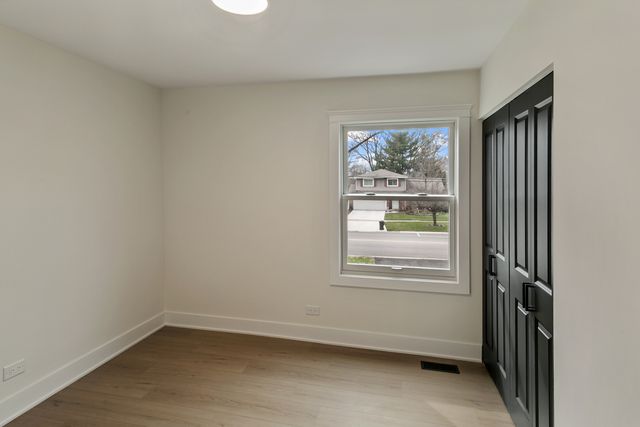 212 S River Road, Naperville, IL 60540