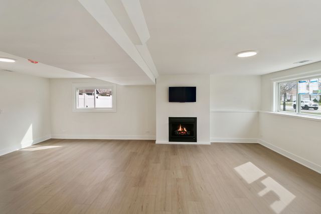 212 S River Road, Naperville, IL 60540