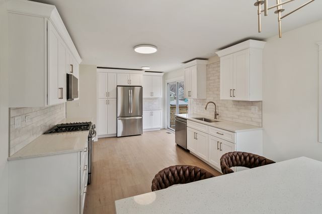 212 S River Road, Naperville, IL 60540