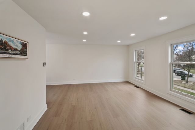 212 S River Road, Naperville, IL 60540