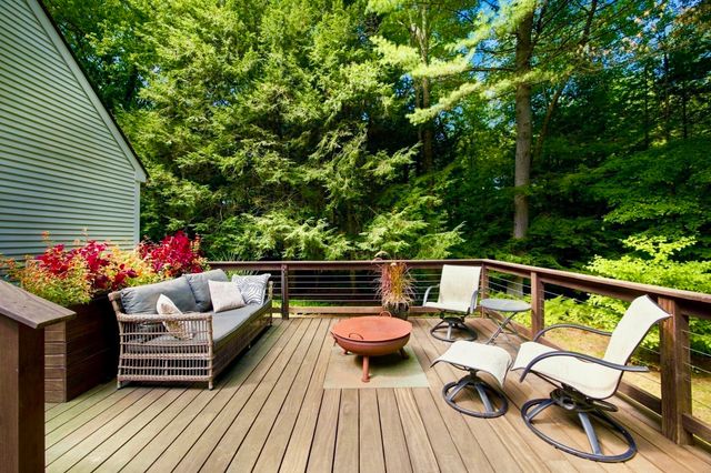 67 Woodlot Rd, Amherst, MA 01002