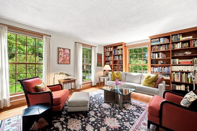 67 Woodlot Rd, Amherst, MA 01002