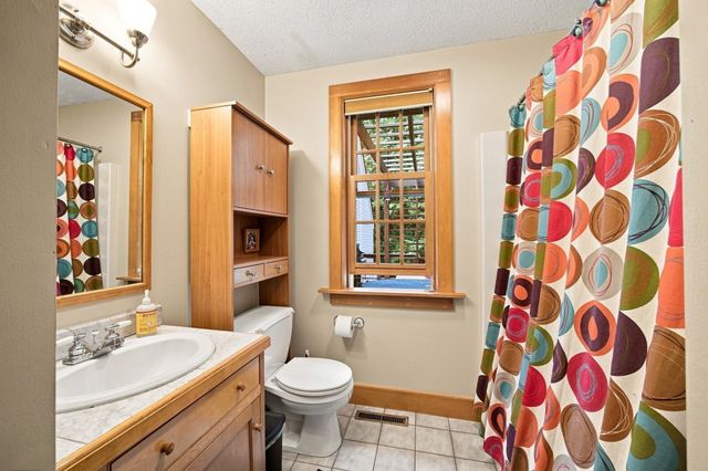 67 Woodlot Rd, Amherst, MA 01002