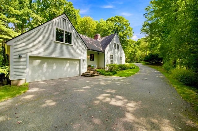 67 Woodlot Rd, Amherst, MA 01002
