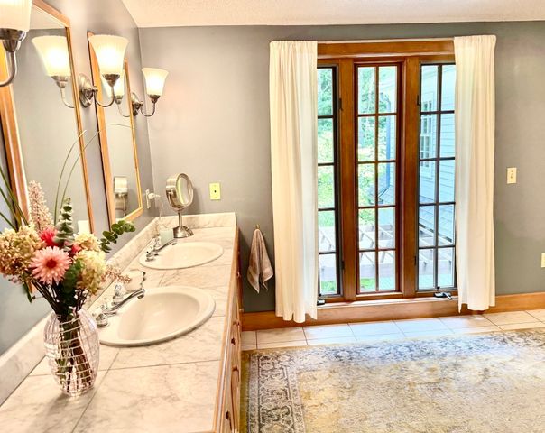 67 Woodlot Rd, Amherst, MA 01002