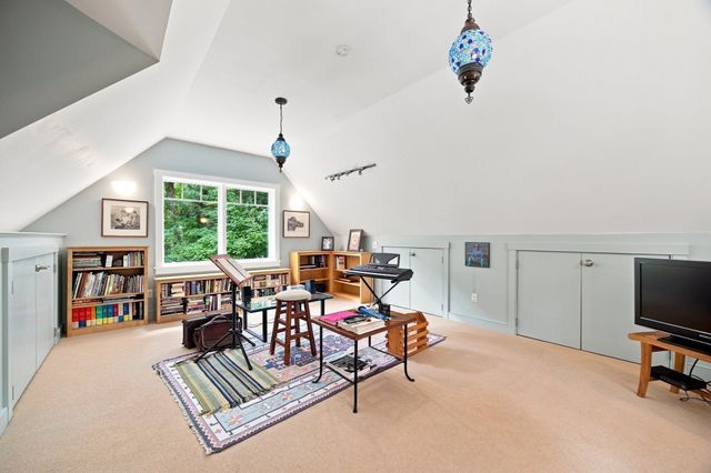 67 Woodlot Rd, Amherst, MA 01002