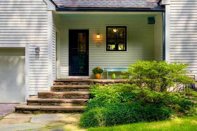 67 Woodlot Rd, Amherst, MA 01002