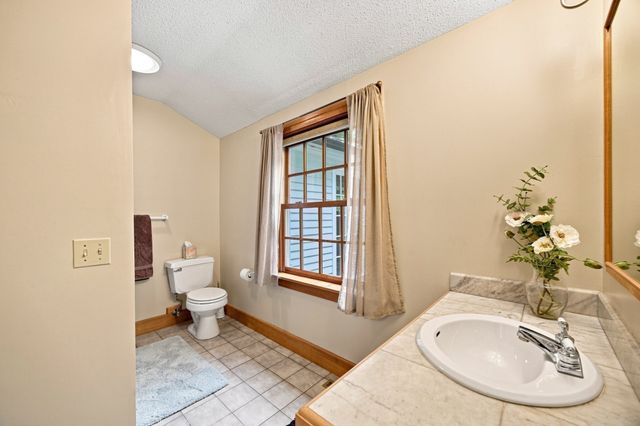 67 Woodlot Rd, Amherst, MA 01002