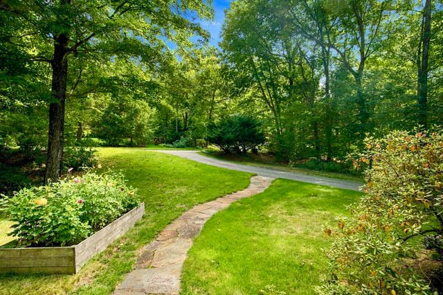 67 Woodlot Rd, Amherst, MA 01002