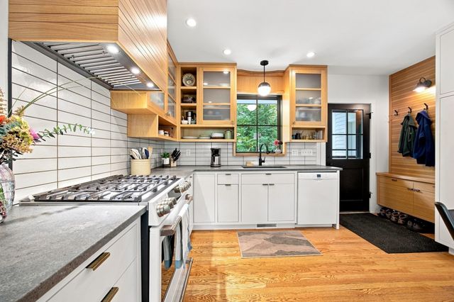 67 Woodlot Rd, Amherst, MA 01002
