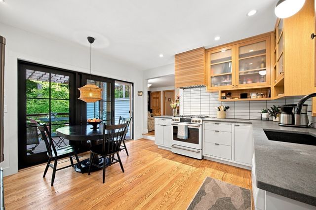 67 Woodlot Rd, Amherst, MA 01002