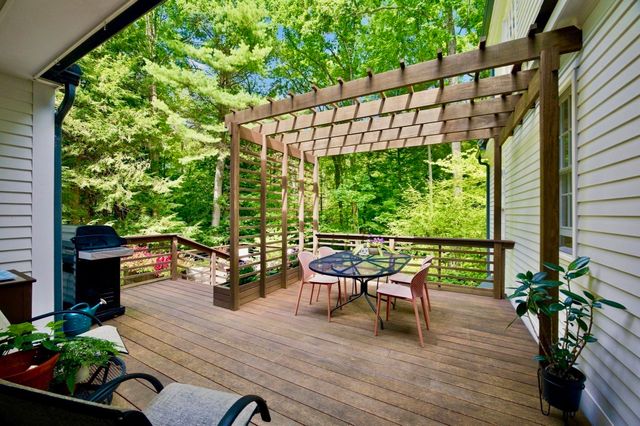 67 Woodlot Rd, Amherst, MA 01002