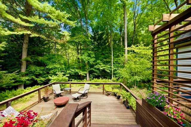 67 Woodlot Rd, Amherst, MA 01002