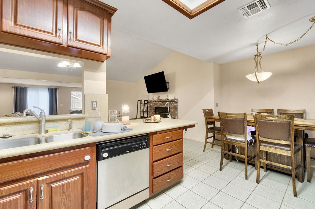 Image 11 of property listing at 5093 W Los Altos, Fresno, CA 93722