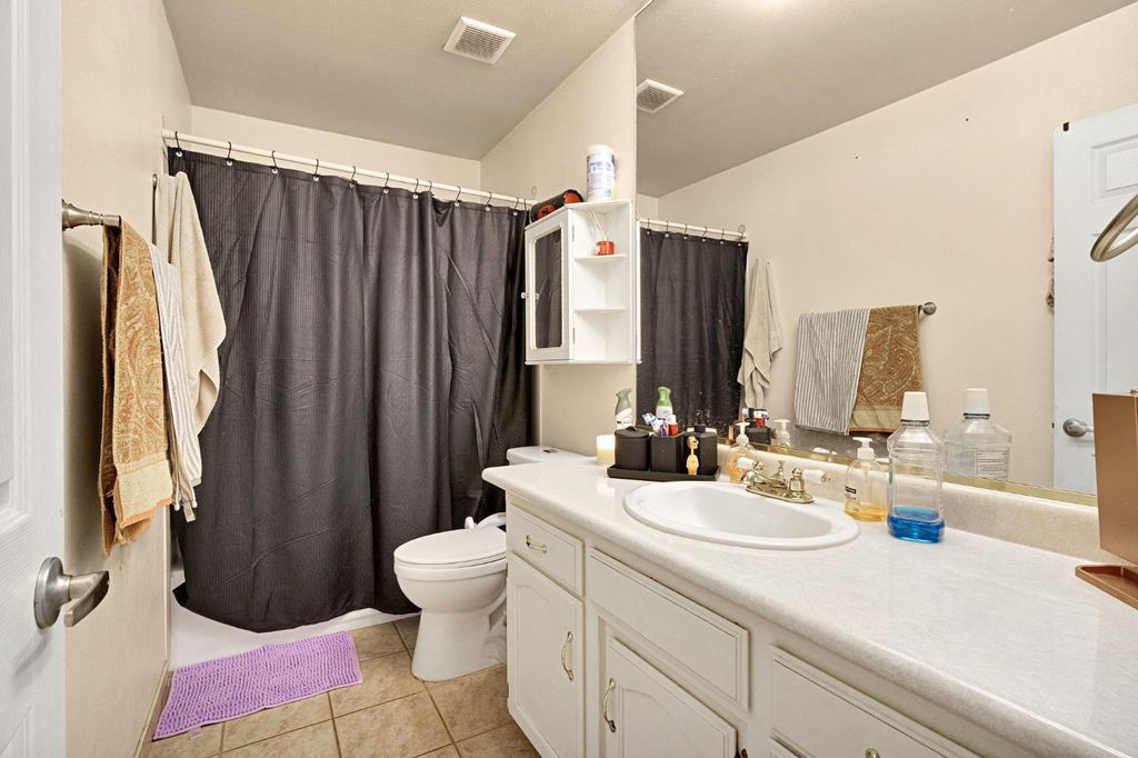 Image 14 of property listing at 5093 W Los Altos, Fresno, CA 93722