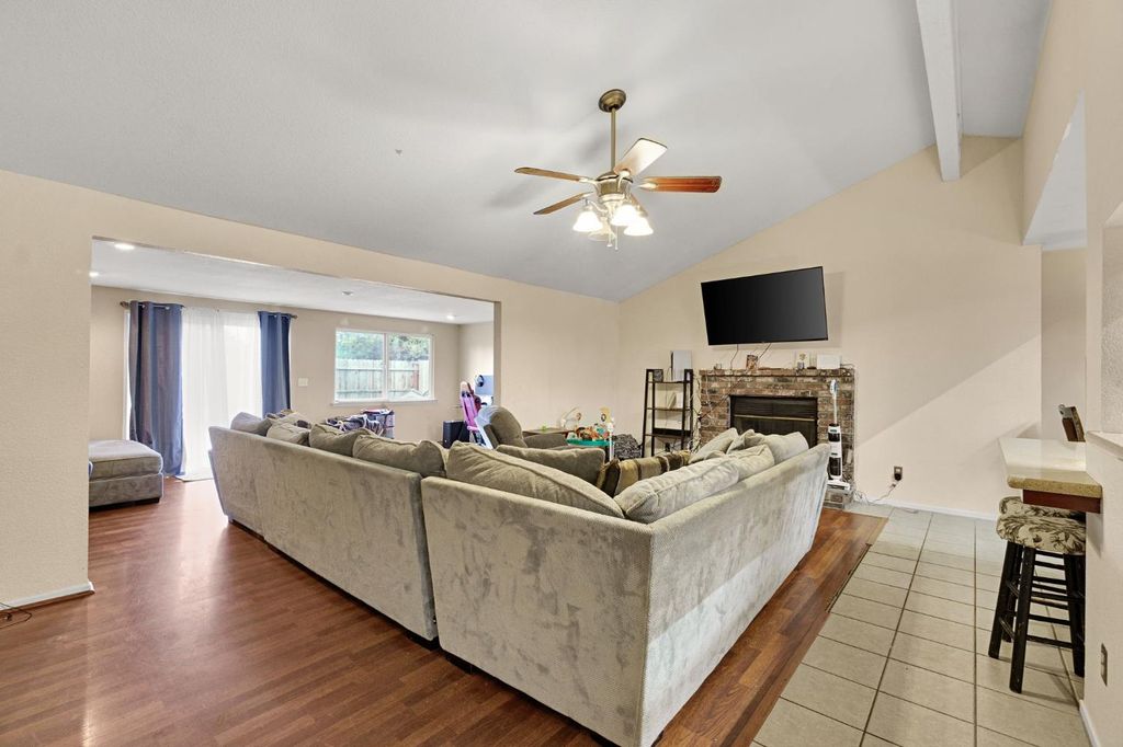 Image 4 of property listing at 5093 W Los Altos, Fresno, CA 93722