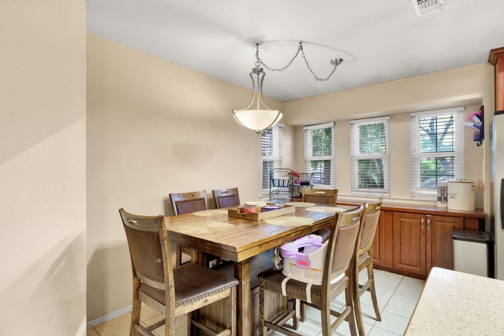 Image 8 of property listing at 5093 W Los Altos, Fresno, CA 93722