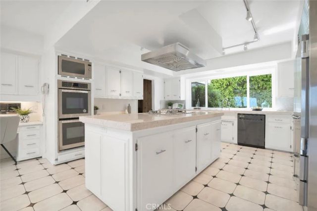 2906 Elvido Drive, Los Angeles, CA 90049