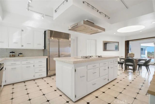 2906 Elvido Drive, Los Angeles, CA 90049