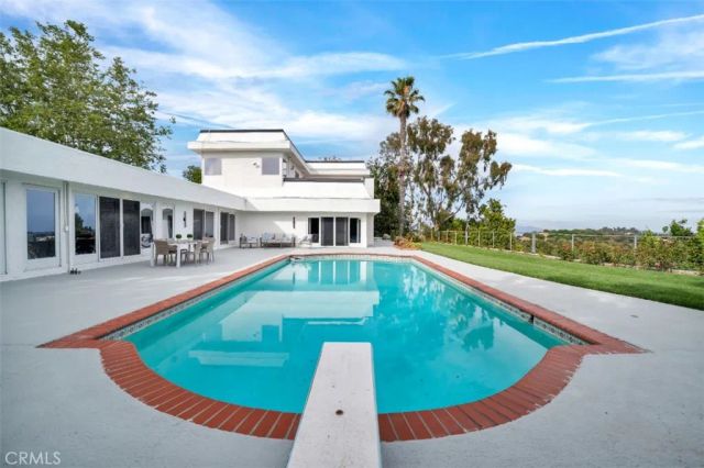 2906 Elvido Drive, Los Angeles, CA 90049