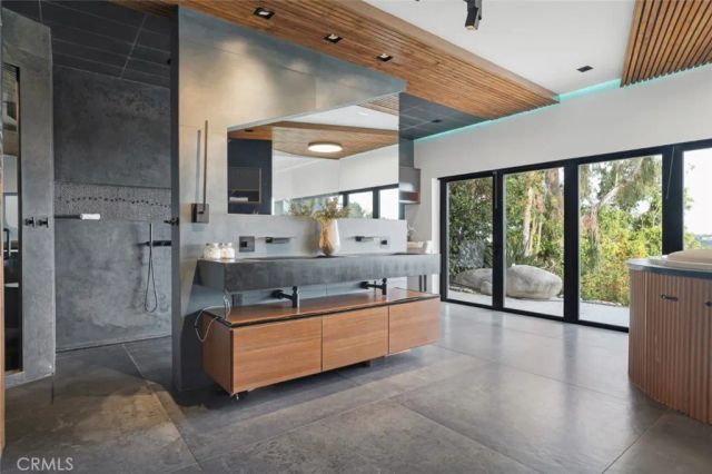 2906 Elvido Drive, Los Angeles, CA 90049