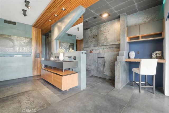 2906 Elvido Drive, Los Angeles, CA 90049