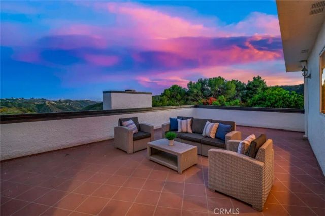 2906 Elvido Drive, Los Angeles, CA 90049
