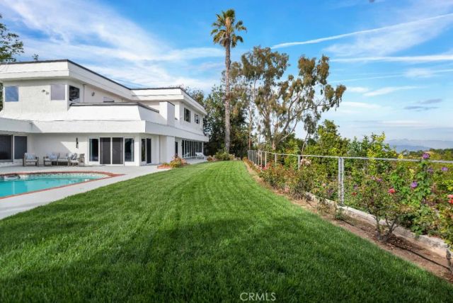 2906 Elvido Drive, Los Angeles, CA 90049