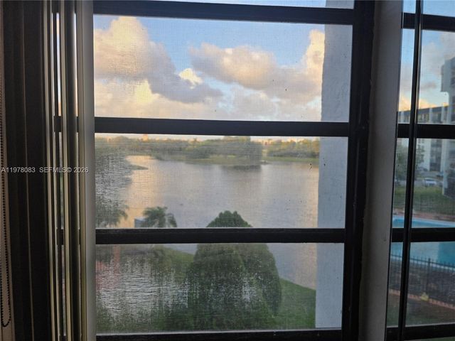 9688 Fontainebleau Blvd 307, Miami, FL 33172