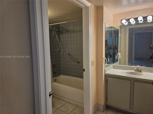 9688 Fontainebleau Blvd 307, Miami, FL 33172