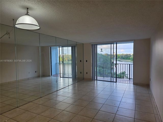 9688 Fontainebleau Blvd 307, Miami, FL 33172