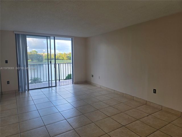 9688 Fontainebleau Blvd 307, Miami, FL 33172