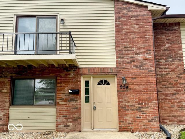 954 Greenwood W, Greenwood, IN 46142