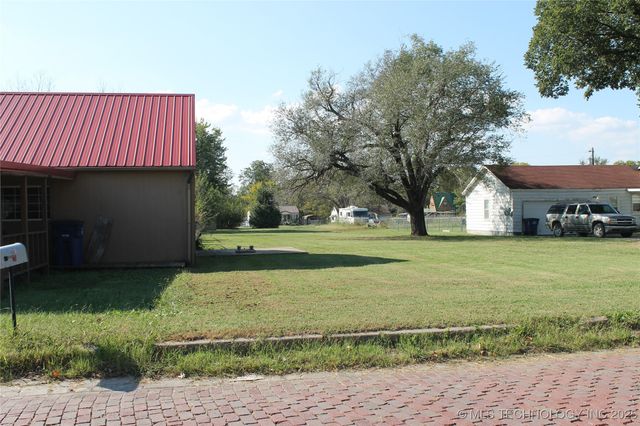 216 S Locust Street, Nowata, OK 74048