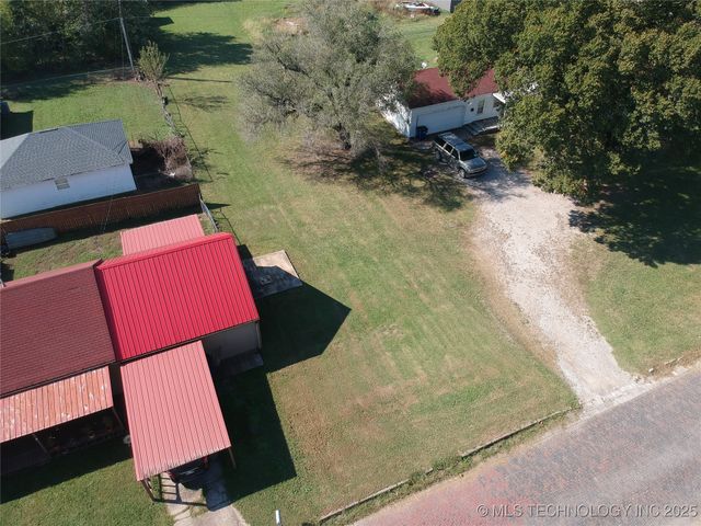 216 S Locust Street, Nowata, OK 74048