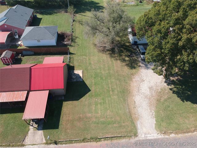 216 S Locust Street, Nowata, OK 74048