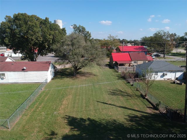 216 S Locust Street, Nowata, OK 74048