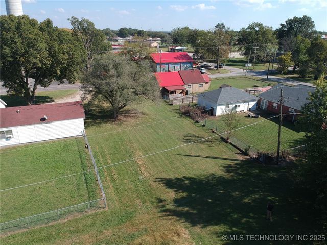 216 S Locust Street, Nowata, OK 74048