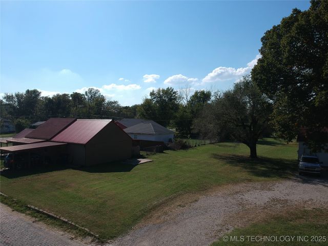 216 S Locust Street, Nowata, OK 74048