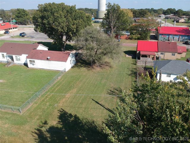 216 S Locust Street, Nowata, OK 74048