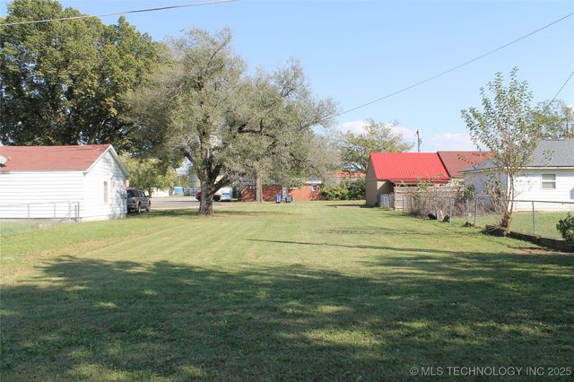 216 S Locust Street, Nowata, OK 74048