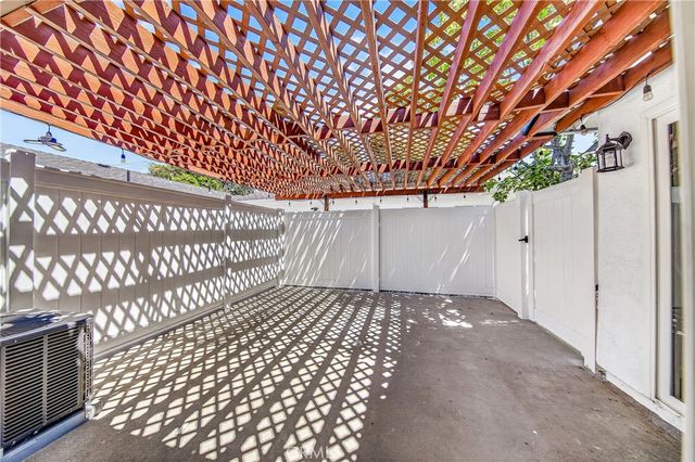 19243 Knapp St, Northridge, CA 91324