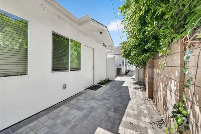 19243 Knapp St, Northridge, CA 91324