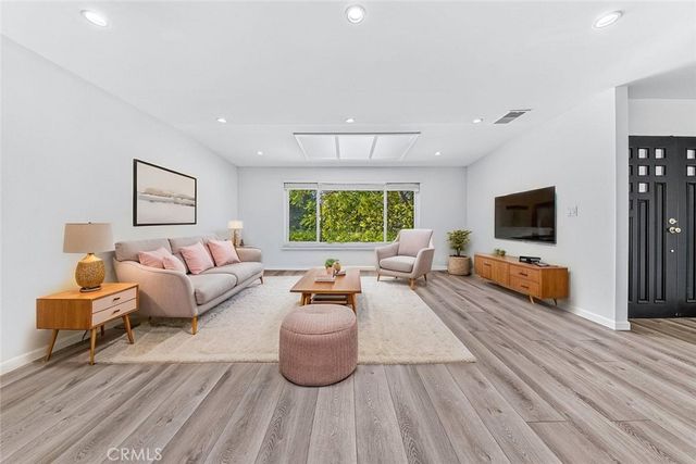 19243 Knapp St, Northridge, CA 91324