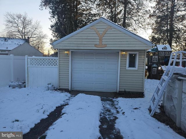 26 LOIS LN, Mount Holly, NJ 08060