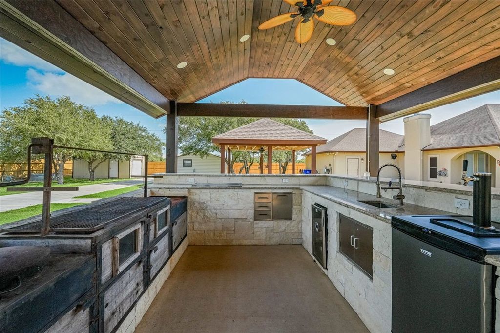 1502 Westridge Blvd, Corpus Christi, TX 78418 — photo 4