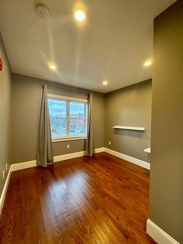 198 California St 3, Newton, MA 02458