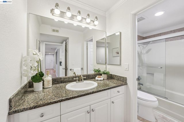 630 Canyon Oaks Drive D, Oakland, CA 94605