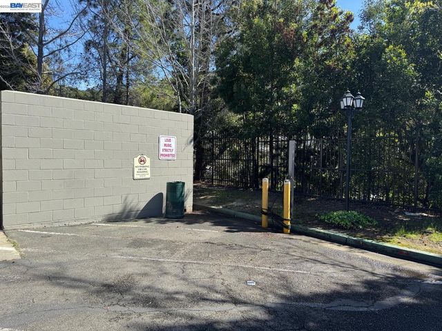 630 Canyon Oaks Drive D, Oakland, CA 94605